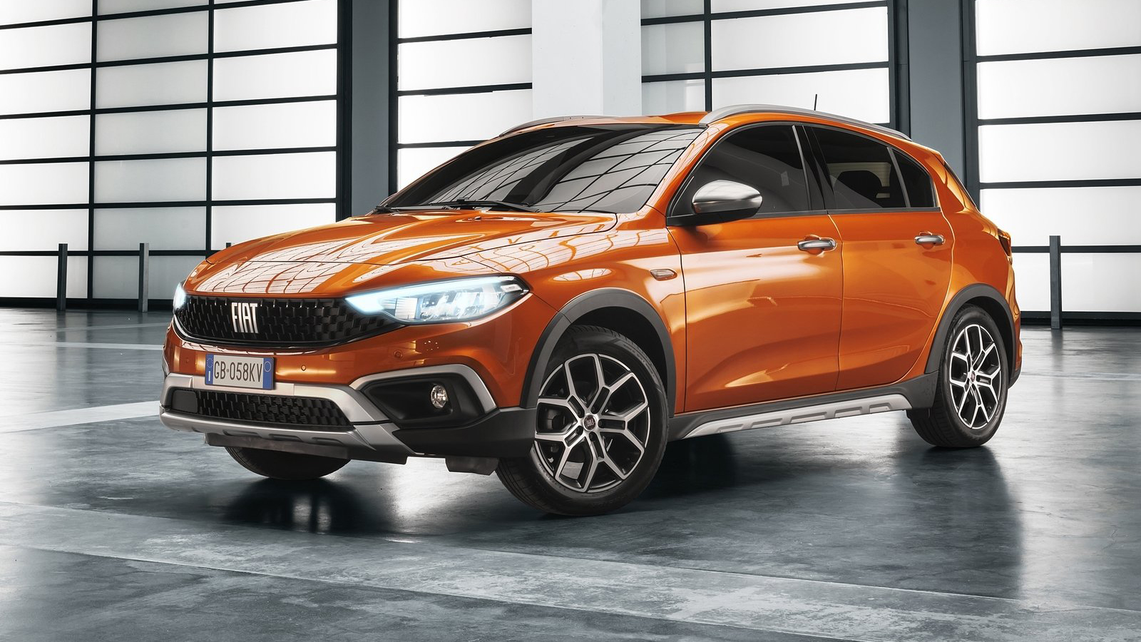 Fiat Tipo Cross Hybrid: Πάει παντού, καίει λίγο